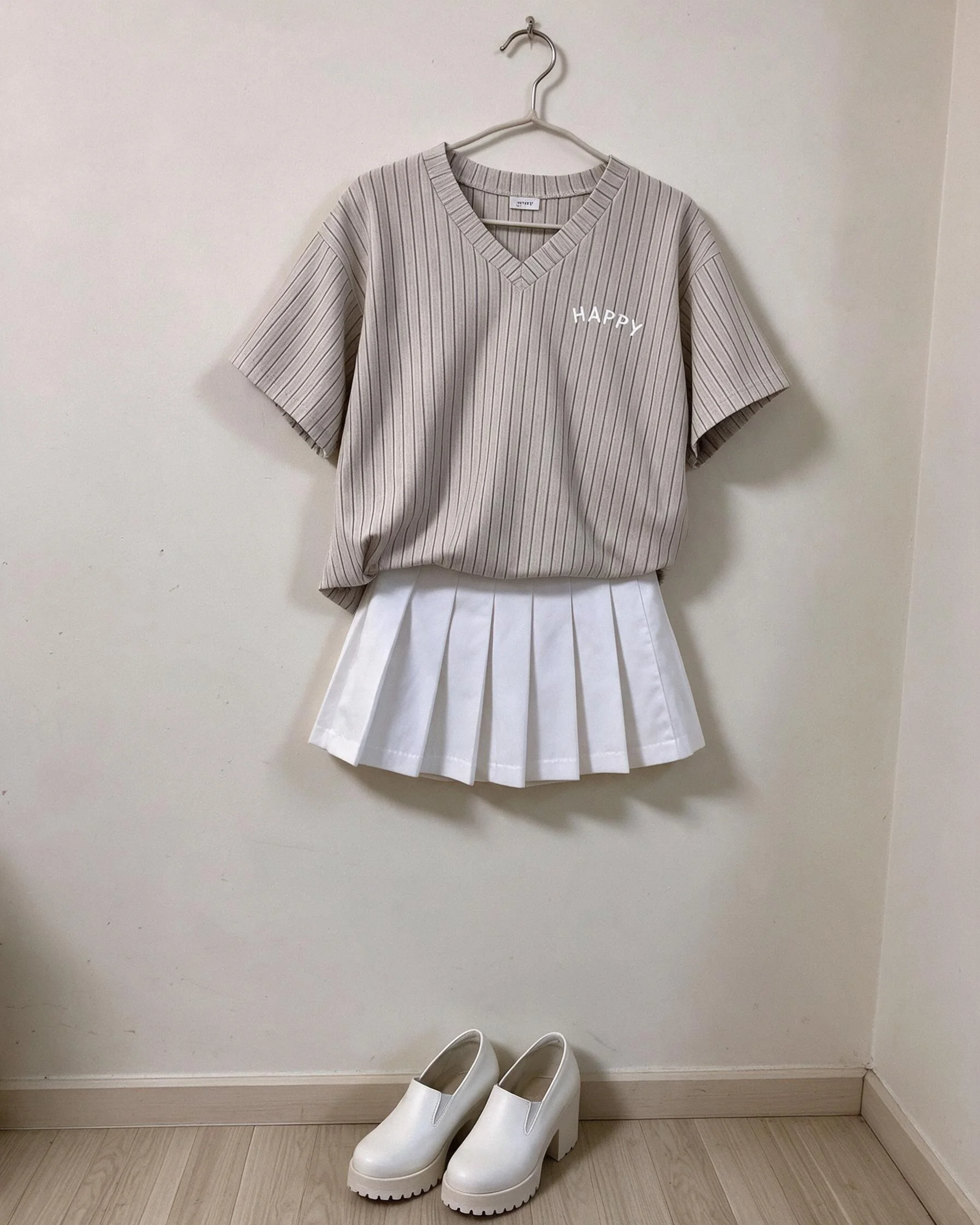 Which garment details should you photograph for an AI brief? — fashion visual example